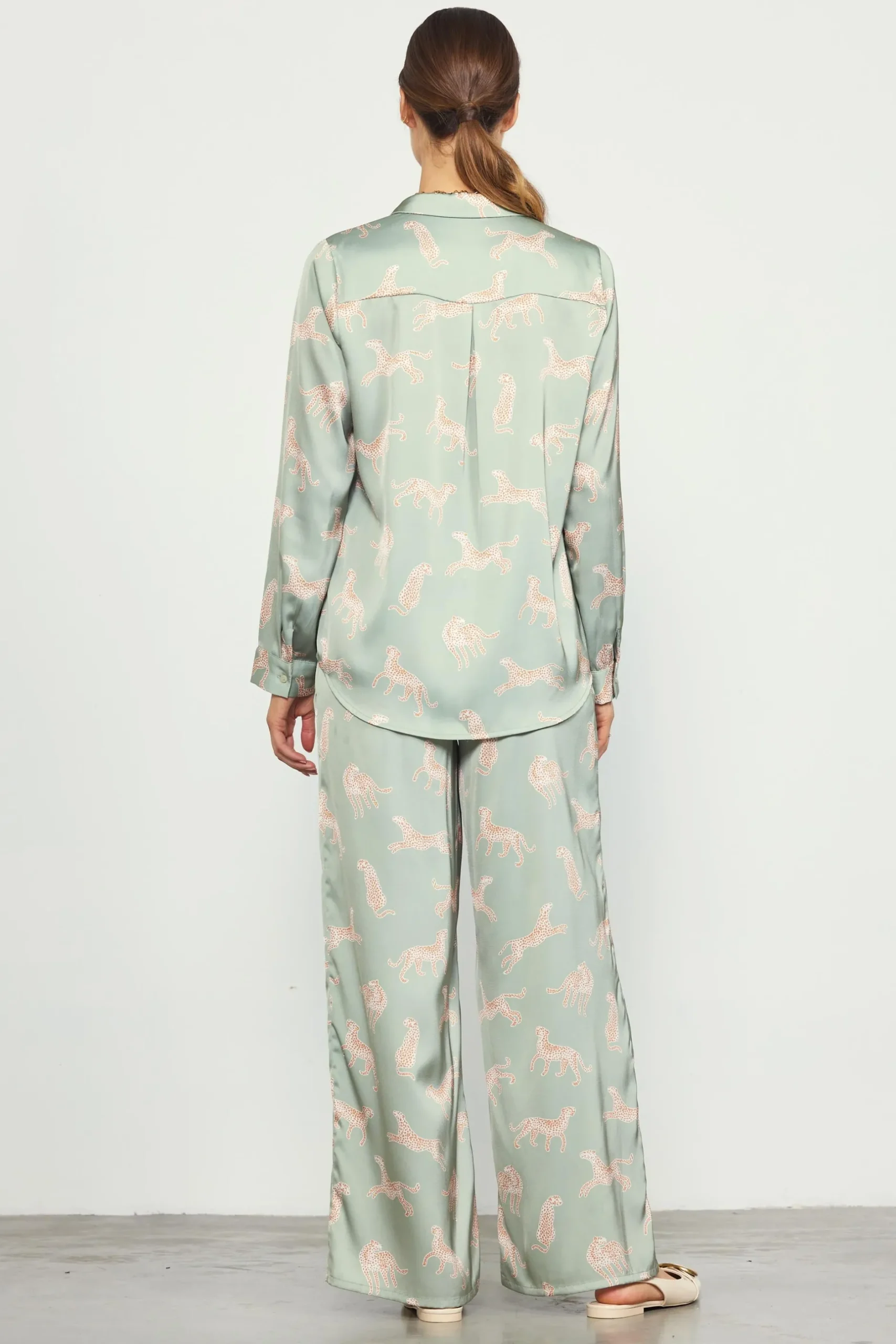 SKIES ARE BLUE Blouses|Long Sleeve Tops*Cheetah Print Satin Button Down Blouse Sage