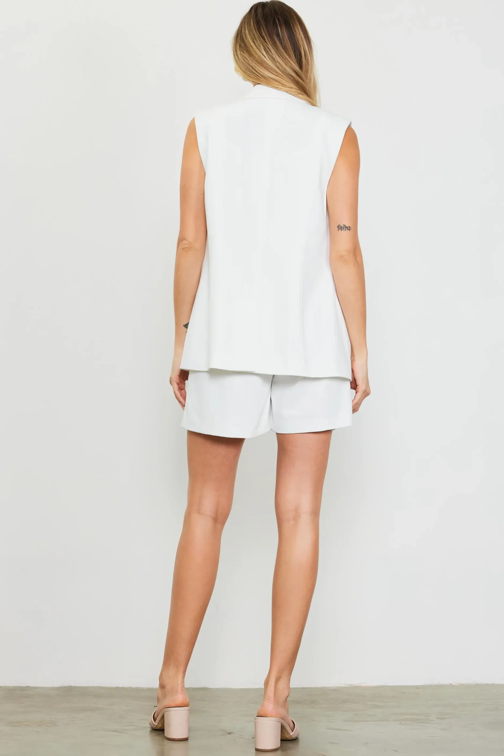 SKIES ARE BLUE Blazers*Sleeveless Tailored Blazer White