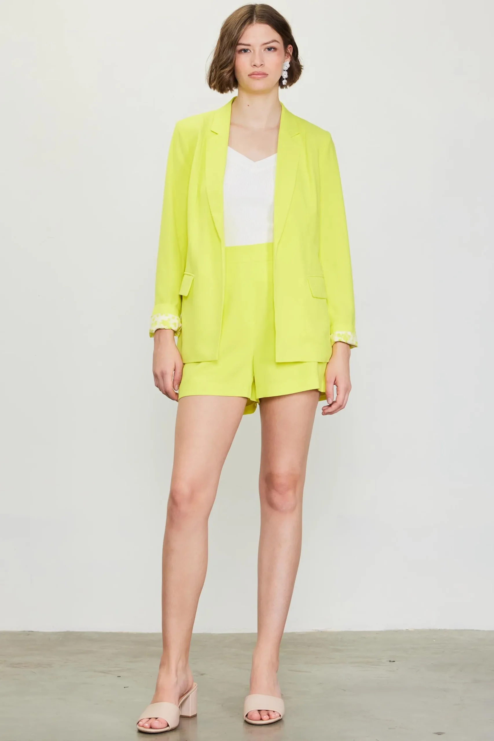 SKIES ARE BLUE Shorts*Structured Shorts Limeyellow
