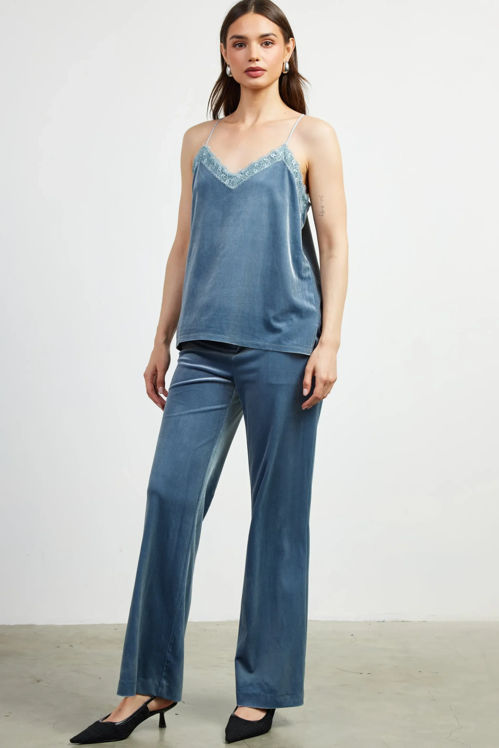 SKIES ARE BLUE Sleeveless Tops*Velvet Lace Detail Cami Dustyblue