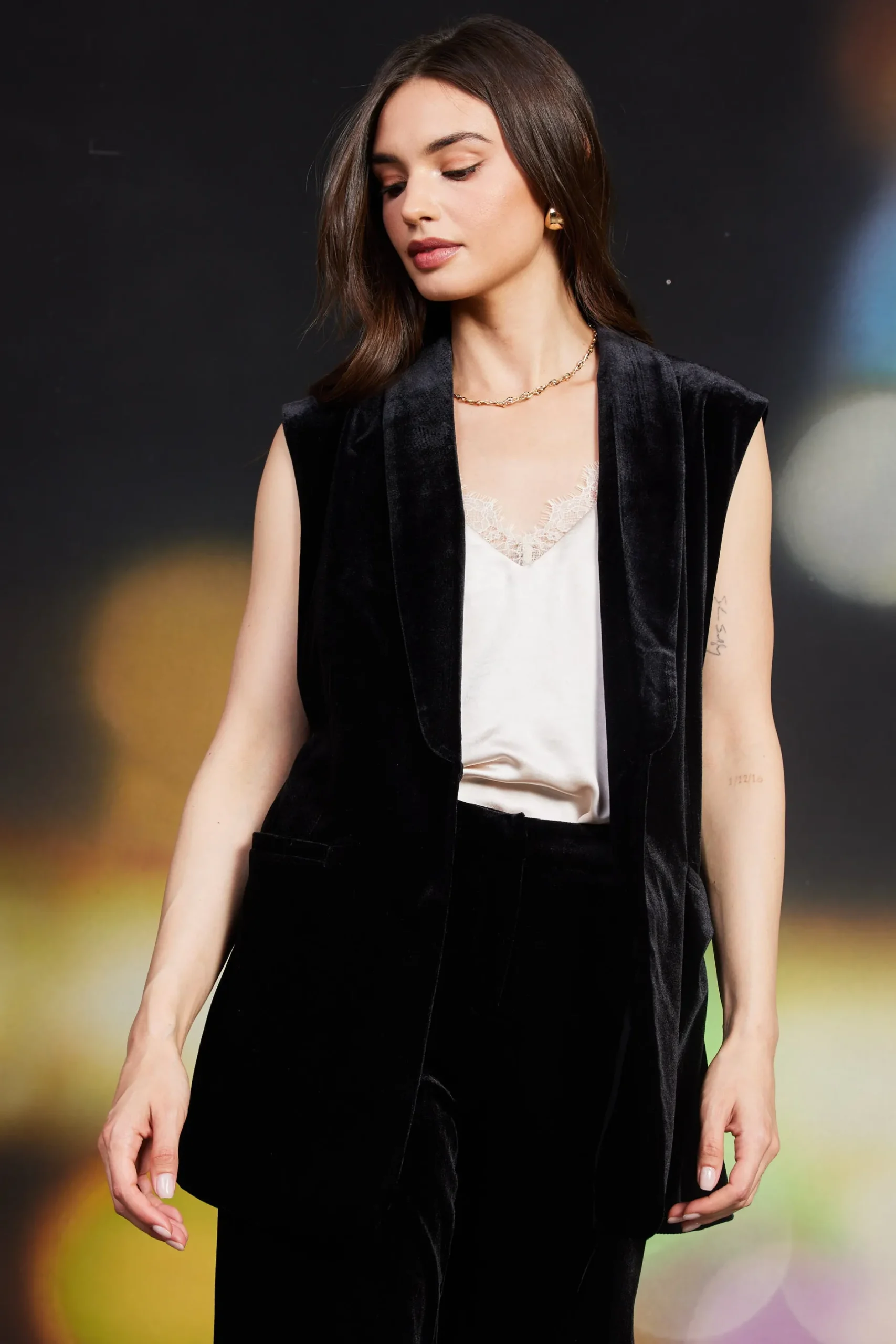 SKIES ARE BLUE Sleeveless Tops*Velvet Vest with Self Tie Black